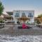 Uno Beachfront Suite - Livadia