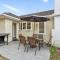 Lake, mountain view cottage - near major attractions