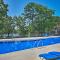 Pool and Views Seventh Heaven Hot Springs Condo - 温泉城