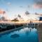 Rooftop-Pool Suite with King Bed in Ocean Dr C303 - ميامي بيتش