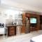 Rooftop-Pool Suite with King Bed in Ocean Dr C303 - ميامي بيتش