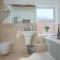 Thrift House - Central Location - Free Parking, Pool Table, Fast Wifi, Smart TV with Fast Wifi by Yoko Property