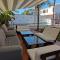 Apartamento privado con piscina y jardin compartidos.