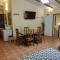 Apartamento privado con piscina y jardin compartidos.