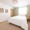 Cozy 2 bedroom condo walking distance from the beach