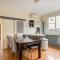 Wollongong station holiday house with Wi-Fi,75 Inch TV, Netflix,Parking,Beach