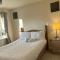 Cosy double room with private bathroom homestay - Caldecote