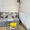 Cosy double room with private bathroom homestay - Caldecote