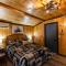 Fun cabin with hot tub, pool table & fire pit - BIG BLUE
