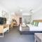 Resort-Style Sister Studios - Double Delight in the CBD
