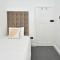 Moonlight House - sleeps 7, driveway, garden