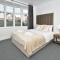 Moonlight House - sleeps 7, driveway, garden