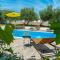Holiday House Marina with pool