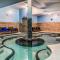 Sophisticated MTN 2 Bedroom Pool Hot Tub managed by Little Sister Getaways