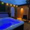 River Huts, Highland River Retreat with Hot Tub - Inverness