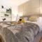 Grace House - Prime Location - Driveway Parking, Pool Table, Fast Wifi, Self Check-In and Smart TV with Sky TV and Netflix by Yoko Property - Milton Keynes