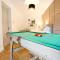 Grace House - Prime Location - Driveway Parking, Pool Table, Fast Wifi, Self Check-In and Smart TV with Sky TV and Netflix by Yoko Property - Milton Keynes