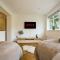 Grace House - Prime Location - Driveway Parking, Pool Table, Fast Wifi, Self Check-In and Smart TV with Sky TV and Netflix by Yoko Property - Milton Keynes