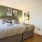 Grace House - Prime Location - Driveway Parking, Pool Table, Fast Wifi, Self Check-In and Smart TV with Sky TV and Netflix by Yoko Property - Milton Keynes