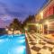 StayVista's Vine & Splash - Riverside villa with an infinity pool and indoor games - Karjat