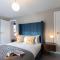 Elliot Oliver - Luxurious Two Bedroom Apartment With Parking
