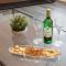 Elliot Oliver - Luxurious Two Bedroom Apartment With Parking