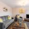 Elliot Oliver - Luxurious Two Bedroom Apartment With Parking