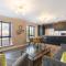 Elliot Oliver - Luxurious Two Bedroom Apartment With Parking