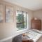 Elliot Oliver - Luxurious Two Bedroom Apartment With Parking