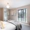 Elliot Oliver - Luxurious Two Bedroom Apartment With Parking