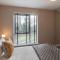 Elliot Oliver - Luxurious Two Bedroom Apartment With Parking