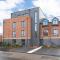 Elliot Oliver - Luxurious Two Bedroom Apartment With Parking