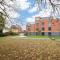 Elliot Oliver - Stunning Three Bedroom Penthouse With Large Terrace & Parking