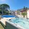 Domaine en pierre avec piscine et jacuzzi au Mas Lucia - Aigues-Vives