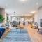 Amazing 3 Bed 4 Bath Penthouse with Roof Top Terrace close to Airport