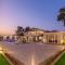 StayVista's Lake La Vie - Tranquil Lake-View Villa Amidst Farmland with Pool and Poolside Gazebo - Proximity to Sula - Насик