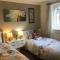 Cheerful 4 bedroom house with garden free parking