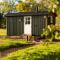Harrys Hideout - Shepherd's Huts at Harrys Cottages - Pen y Clawdd