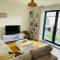Salt Yard Apartment, Parking and Terrace, Whitstable