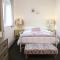 Burgess Yard 2-bedroom cottage, Bath