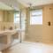 KingFisher Hot Tub & log Burner house on Premium lakeside with Resort Facilities