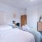 Spacious 3-Bed house in Stoke by 53 Degrees Property, Ideal for Long Stays, FREE Parking - Sleeps 6