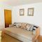 Spectacular luxury 3000 square ft house on 1/3 of acre