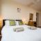 ROUND PARK- Private and spacious family bungalow with parking
