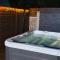 "Chez Claudia "charmant logement avec jacuzzi privatif en toute intimité sur belle terrasse extérieure en bois et piscine