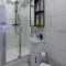 5 bed 5 bath house, free parking, patio garden - Esho Stays