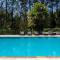 Sítio com piscina, área arborizada e lazer