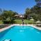Sítio com piscina, área arborizada e lazer