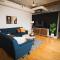 Spacious Loft Over Coffee Shop - Romantic Downtown Escape - Грили