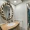 Spacious Seabrook Home with Patio 1 Mi to Beach! - سيبروك